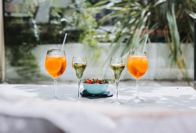 Отель Hôtel La Villa Cannes