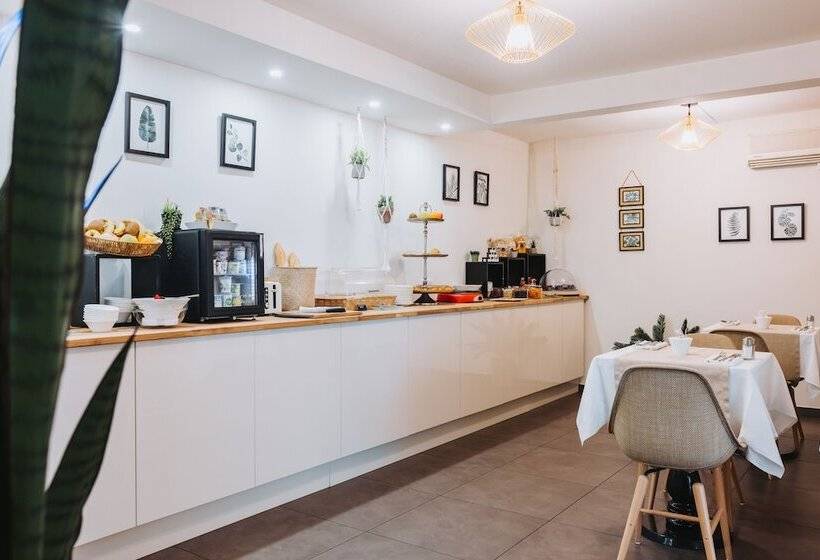 Отель Hôtel La Villa Cannes