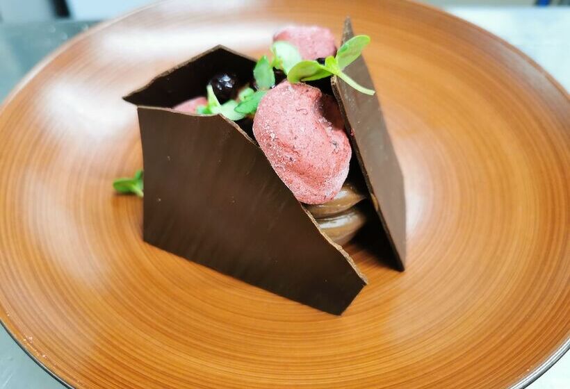 Отель Les Terrasses De Saumur Hôtel & Appartements Restaurant & Spa