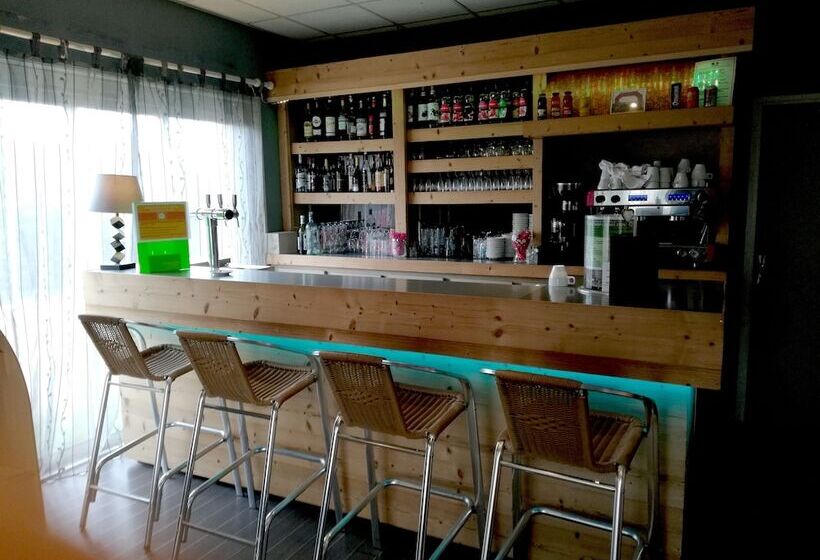 בית מלון כפרי Logis Les Charmilles Chalonsursaone Sud