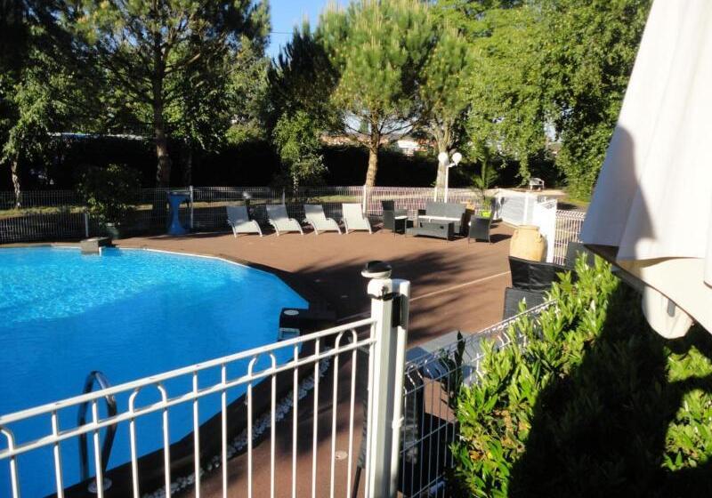 ホテル Logis Les Charmilles Chalonsursaone Sud