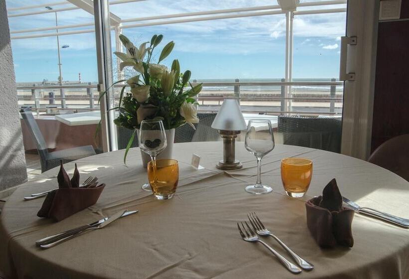 Отель Logis Hôtel & Restaurant Mediterranee