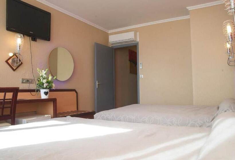 Отель Logis Hôtel & Restaurant Mediterranee