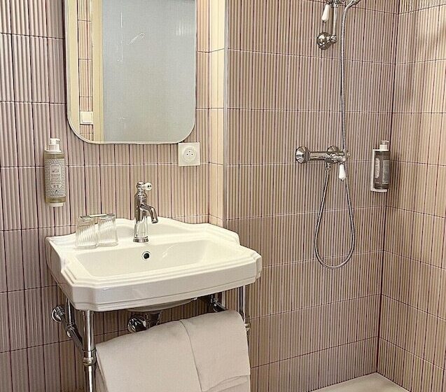 هتل Hôtel La Tour Intendance