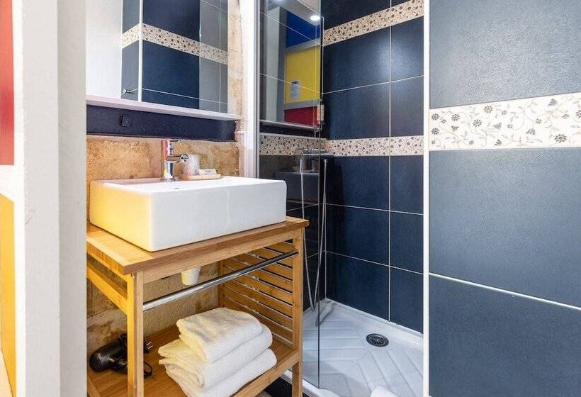 هتل Hôtel La Tour Intendance