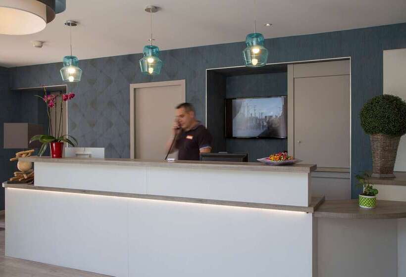 Отель The Originals City, Hôtel Le Boeuf Rouge, Saintjunien