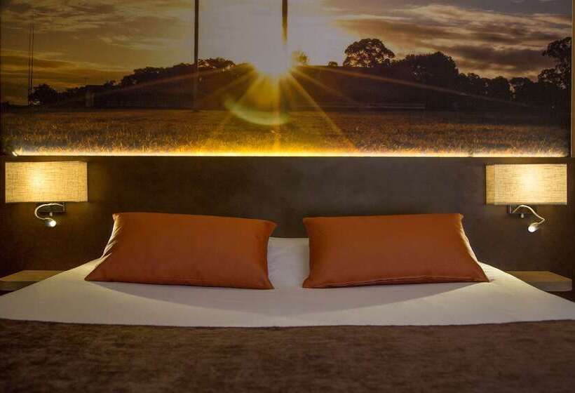 Отель The Originals City, Hôtel Le Boeuf Rouge, Saintjunien