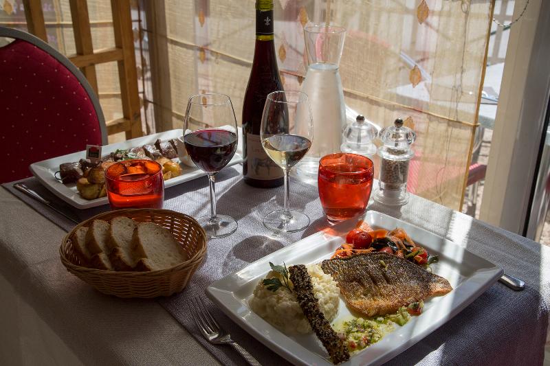 Отель The Originals City, Hôtel Le Boeuf Rouge, Saintjunien