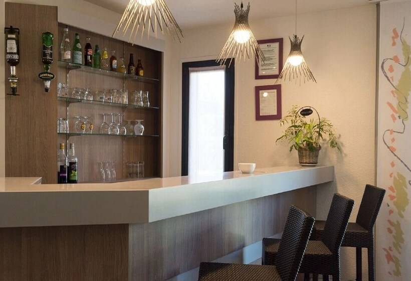 בית מלון כפרי The Originals City, Hôtel Le Gayant, Douai