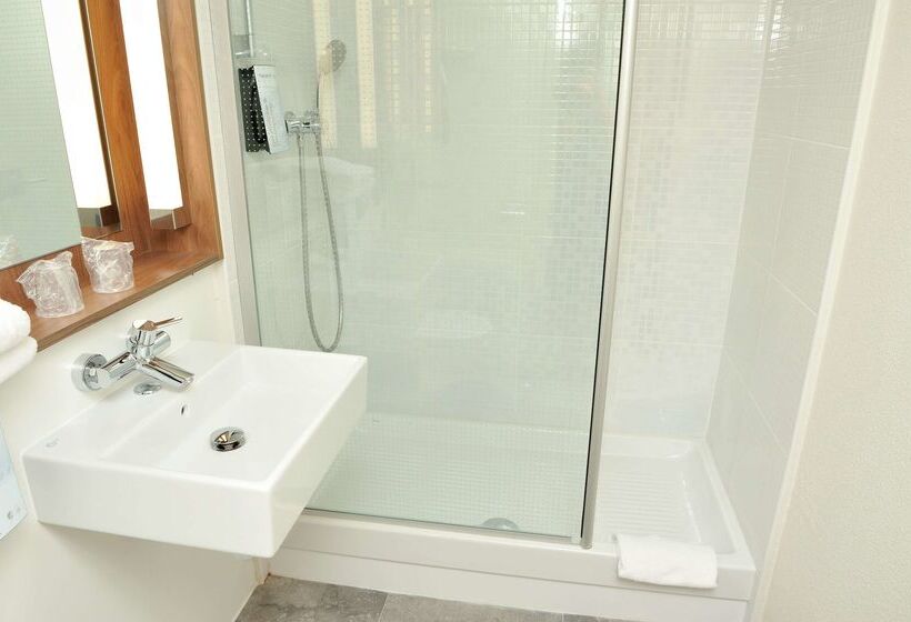 ホテル Campanile Clermont Ferrand Le Brezet