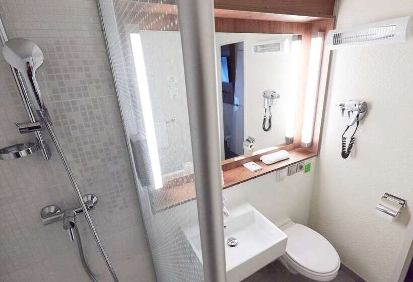 Отель Campanile Clermont Ferrand Le Brezet