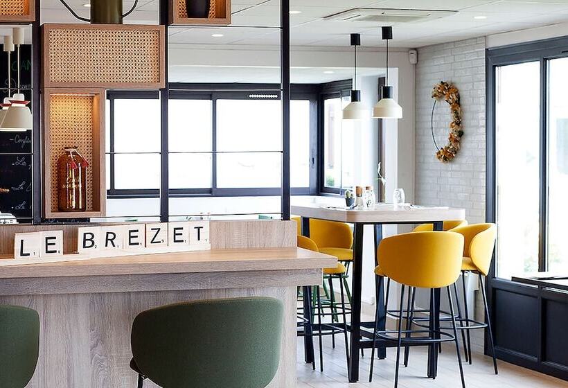 Отель Campanile Clermont Ferrand Le Brezet