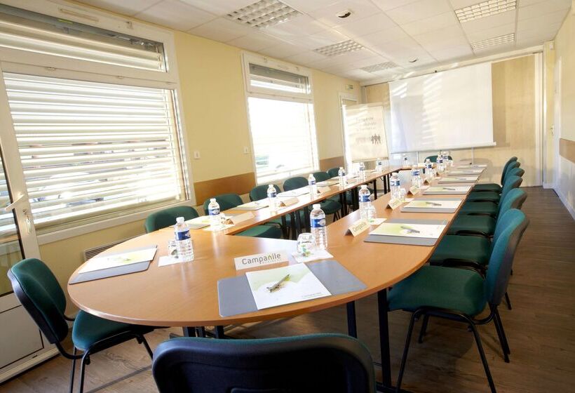 בית מלון כפרי Campanile L Isle D Abeau  Bourgoin Jallieu