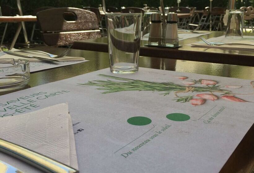 בית מלון כפרי Campanile Paris Ouest Nanterre La Defense