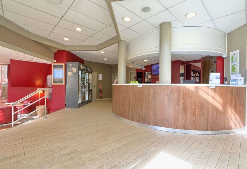 בית מלון כפרי Campanile Paris Ouest Nanterre La Defense