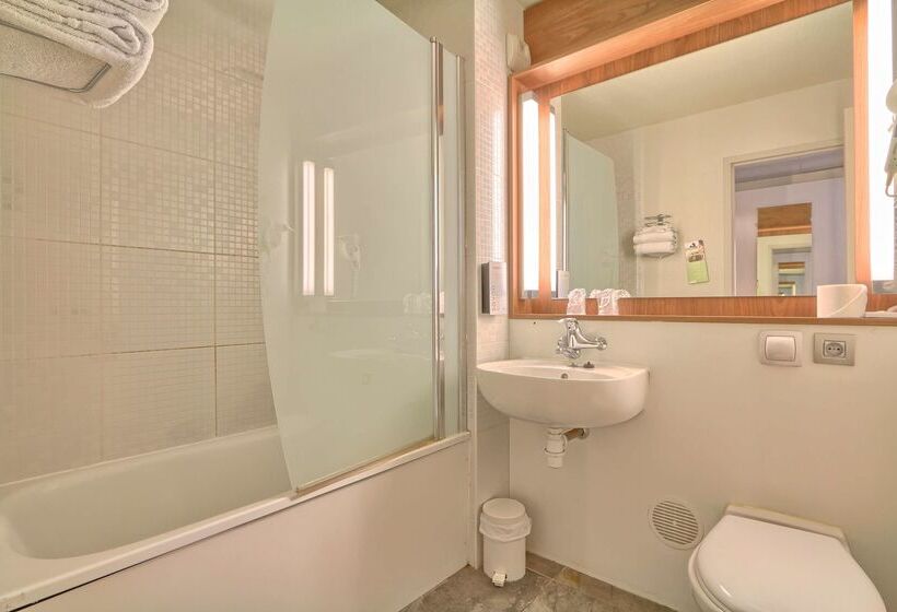 בית מלון כפרי Campanile Paris Ouest Nanterre La Defense