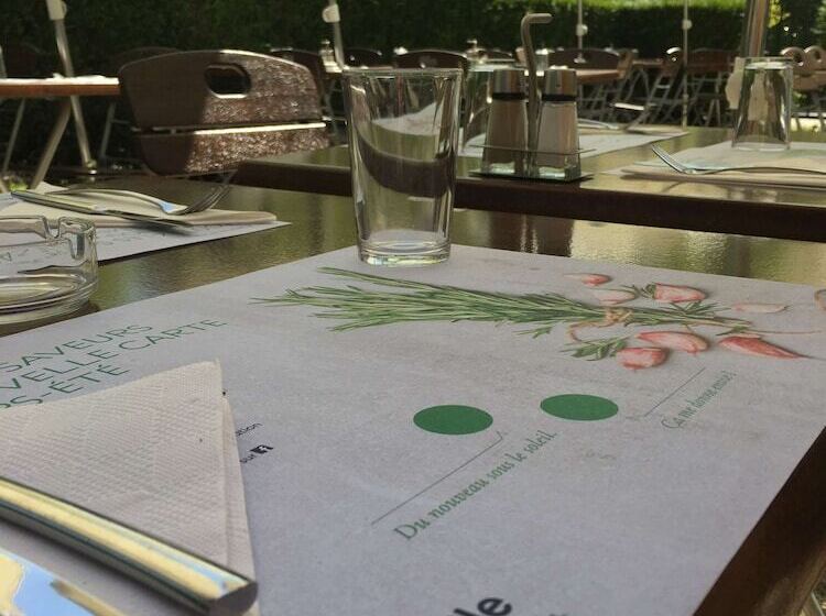 בית מלון כפרי Campanile Paris Ouest Nanterre La Defense