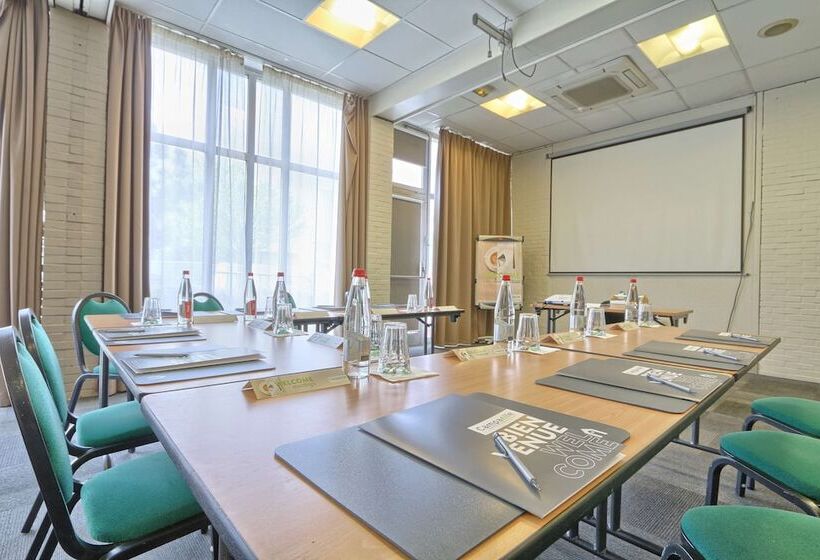 בית מלון כפרי Campanile Paris Ouest Nanterre La Defense