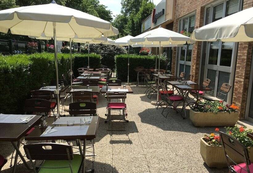 בית מלון כפרי Campanile Paris Ouest Nanterre La Defense