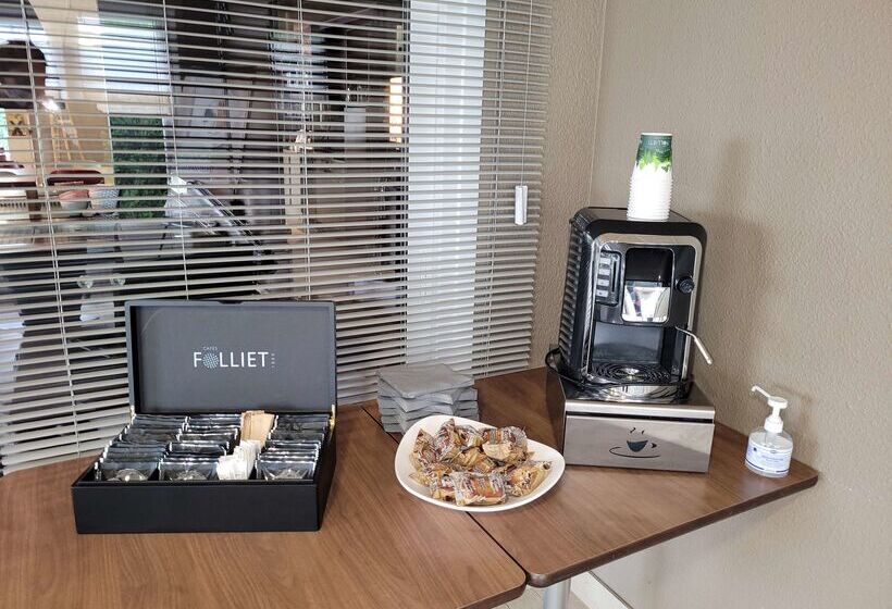 Отель Campanile Saint Quentin