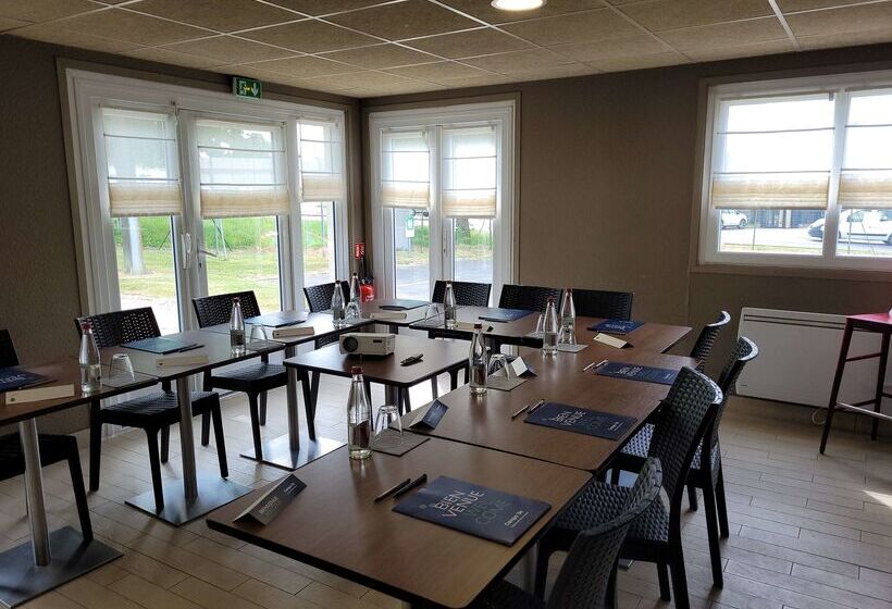 Отель Campanile Saint Quentin