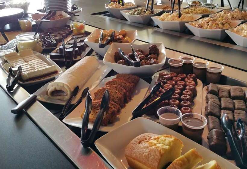 Отель Campanile Saint Quentin