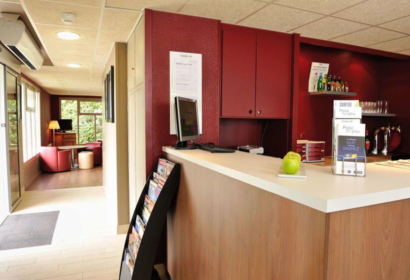 Отель Campanile Saint Quentin