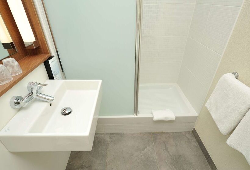 Отель Campanile Saint Quentin