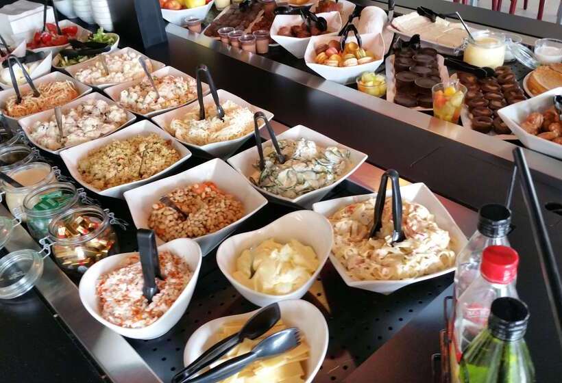 Отель Campanile Saint Quentin