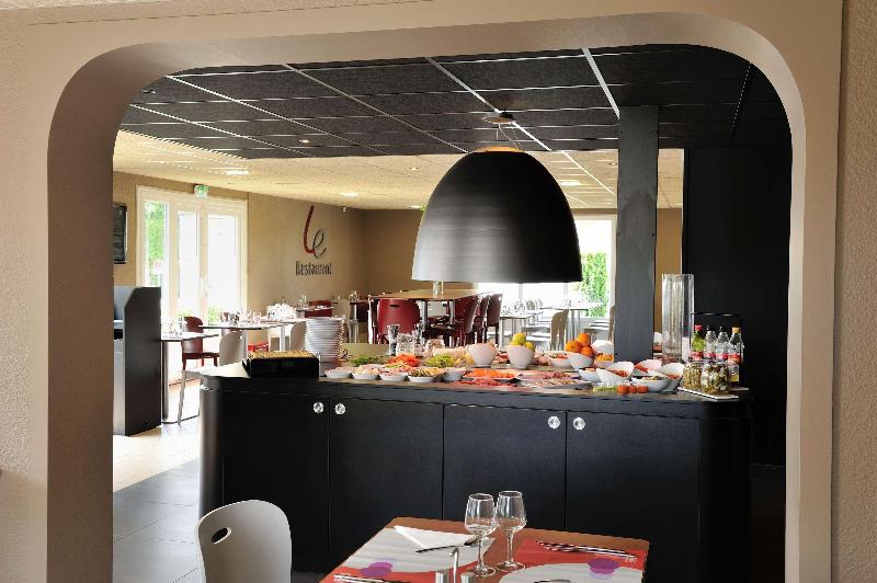 Отель Campanile Saint Quentin