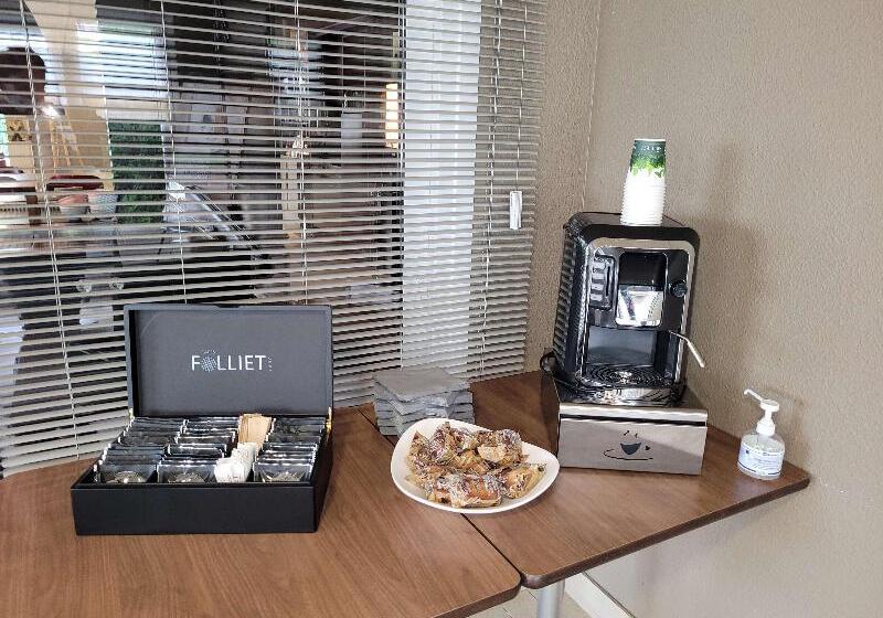 Отель Campanile Saint Quentin