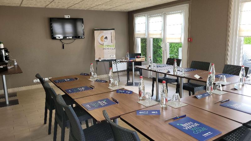 Отель Campanile Saint Quentin