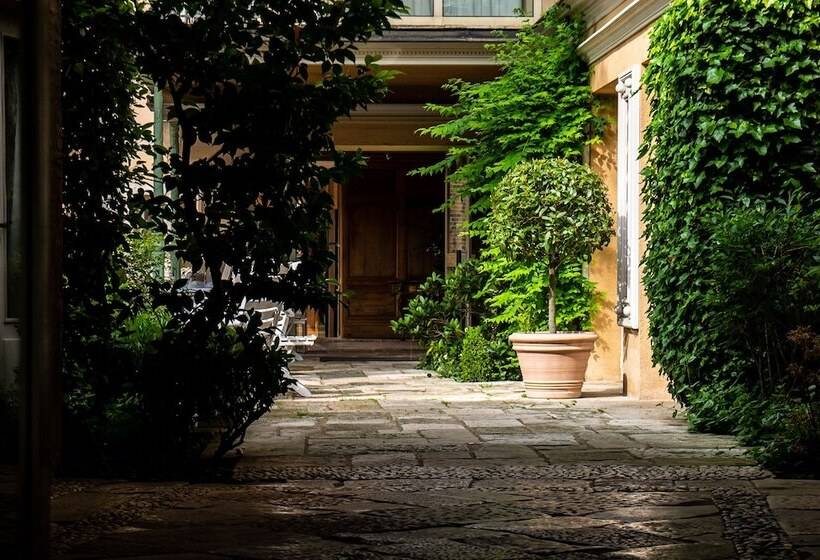 Отель Grand Hôtel Du Lion D Or