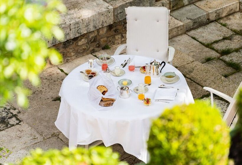 Отель Grand Hôtel Du Lion D Or