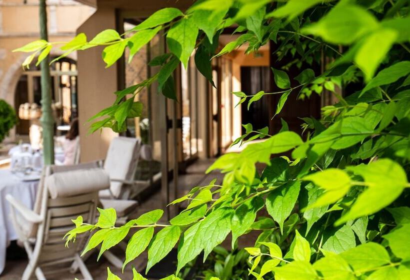 Отель Grand Hôtel Du Lion D Or