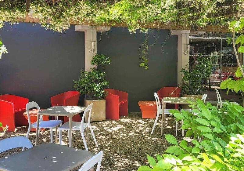 هتل Ibis Nîmes Ouest   A9