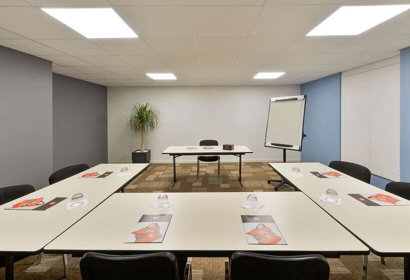 Ibis Roanne Le Coteau Hotel Restaurant