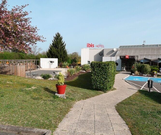 Отель Ibis Saintes