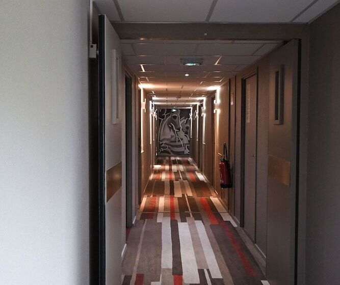 Отель Ibis Saintes