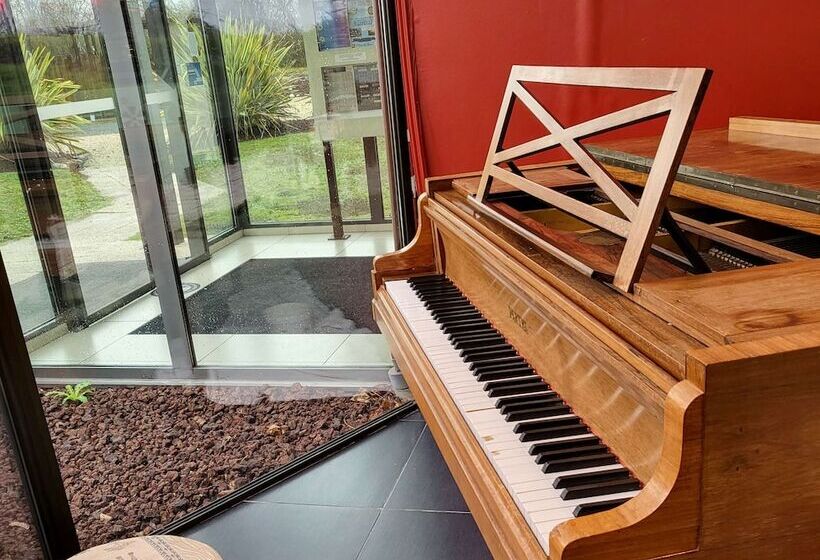 Отель Ibis Saintes