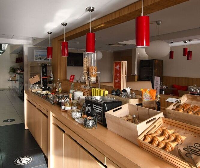 Отель Ibis Saintes