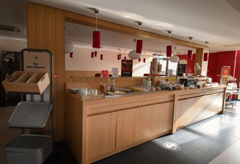 Отель Ibis Saintes