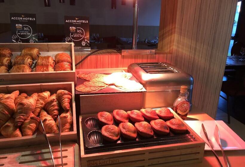 Отель Ibis Saintes