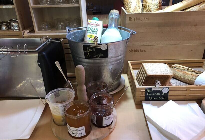 Отель Ibis Saintes