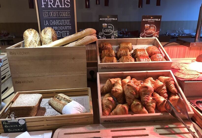 Отель Ibis Saintes