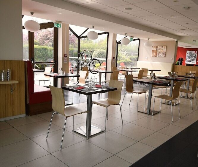 Отель Ibis Saintes