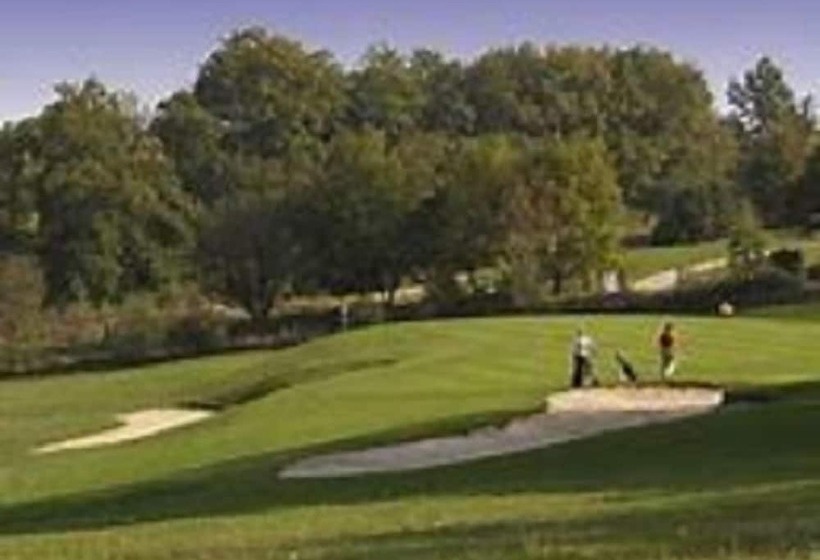 Отель Ibis Saintes