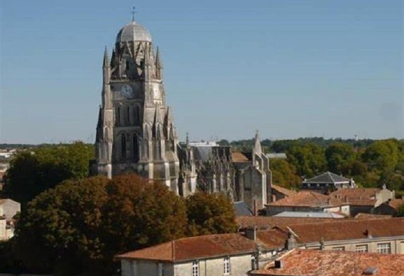 Отель Ibis Saintes