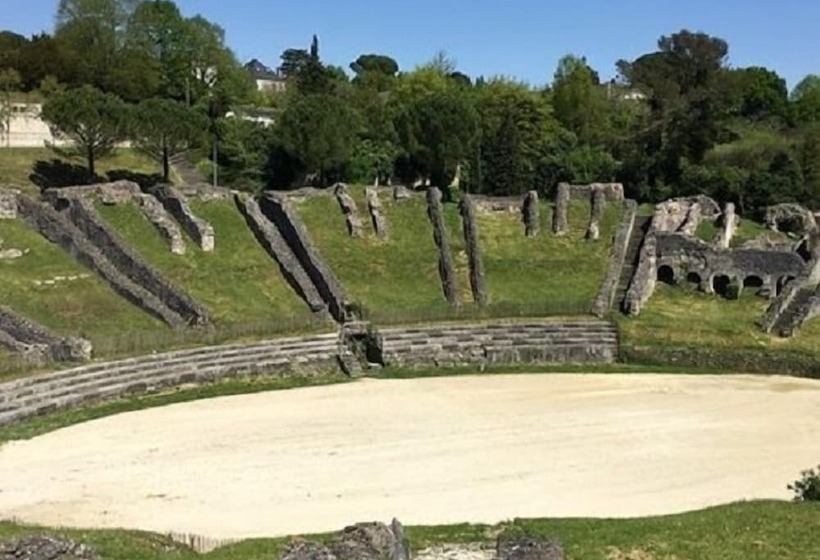 Отель Ibis Saintes