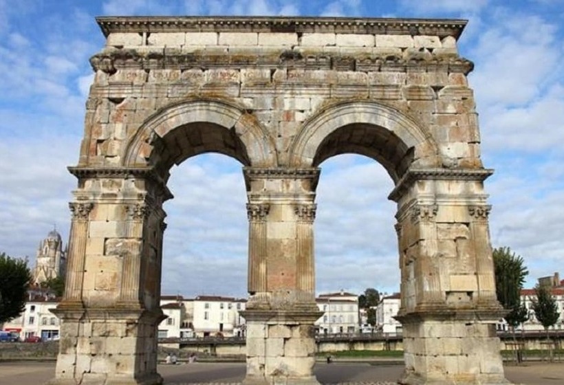 Отель Ibis Saintes